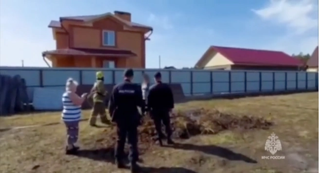 Пожарные против пенсионерки: в Красноярском крае женщины вступили в схватку за право жечь мусор | Источник: скриншот с видео ГУ МЧС по Красноярскому краю