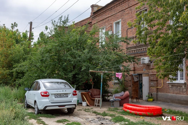 В каком еще дворе можно встретить бассейн и лаундж-зону из старых кресел? | Источник: Константин Завриков / V1.RU