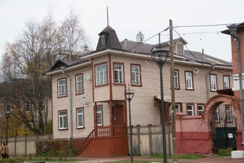 Как вам эркер и фронтон здания? | Источник: Иван Митюшев / 29.RU