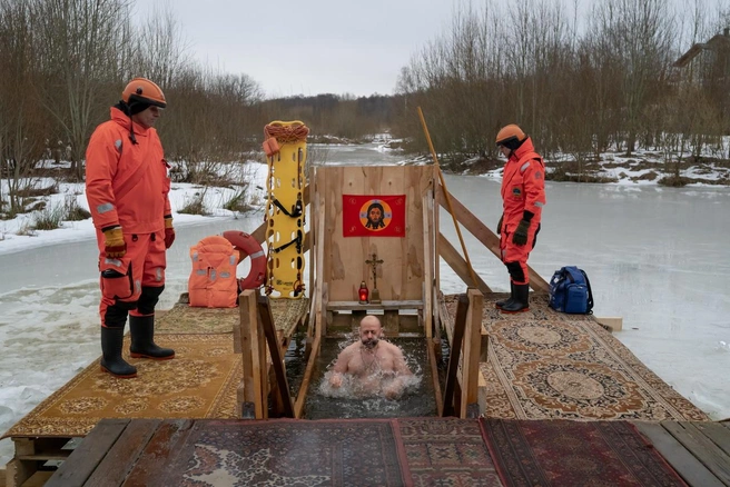 Где в крещенской проруби заканчивается святая вода? Священник объяснил, нужен ли «благодатометр» у Петропавловской крепости | Источник: Андрей Бок / «Фонтанка.ру»