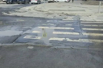 На перекрёстке в Южно-Сахалинске из-за утечки образовалось 'озеро'