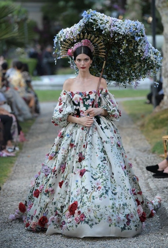 Китти Спенсер, Мэй Маск и другие звезды на подиуме Dolce & Gabbana Alta Moda FW18