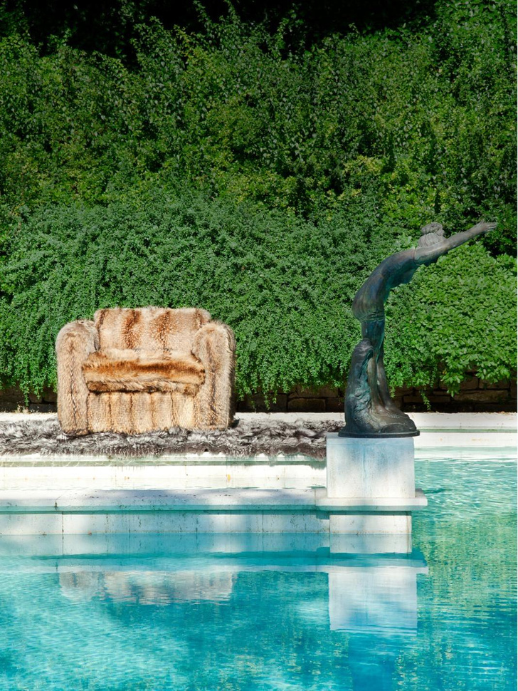 Меховое кресло и ковер у открытого бассейна. Во флорентийском доме Роберто Кавалли подобные вещи выглядят вполне естественно. Подробнее на www. elledecoration.ru
