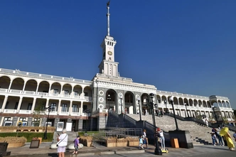 Северный Речной вокзал в Москве, 1933–1937 гг. Известно, что главный архитектор проекта Алексей Рухлядев вдохновлялся постройкой в Венеции. Оттуда пришла идея галереи вокруг здания, шпиль, необычные формы окон. | Источник: Olga Volodina/Legion Media