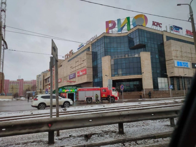 Работников ТЦ «Рио» не пускали в здание утром | Источник: «Коломна Новости» / T.me