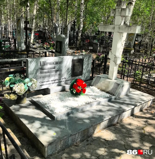 Одна из современных тенденций — устанавливать надгробную плиту с трогательной надписью горизонтально рядом с крестом | Источник: Анастасия Шевякова / 86.RU