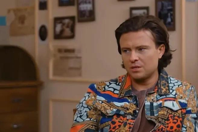 В 2024 году артист раскритиковал родной город по многим пунктам, в том числе за плохие дороги и инфраструктуру | Источник: ШоуДо / YouTube