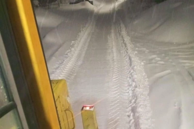 Wires Snap, Passengers Storm Buses as Kazan Endures Heavy Snowfall