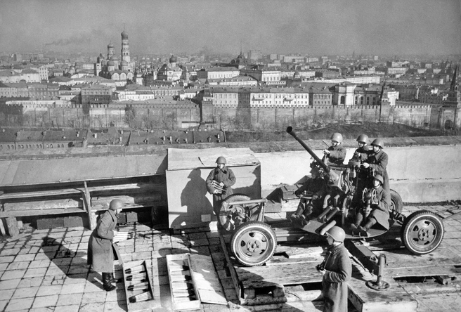 Советские солдаты на крыше ГЭС-2 | Источник: Сергей Зябликов / Pastvu.com