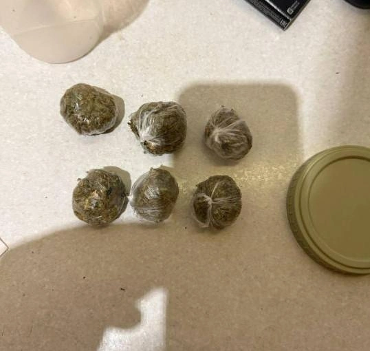 В Мурманске задержали закладчика: в его квартире нашли много запрещенки и патроны | Источник: УМВД России по Мурманской области