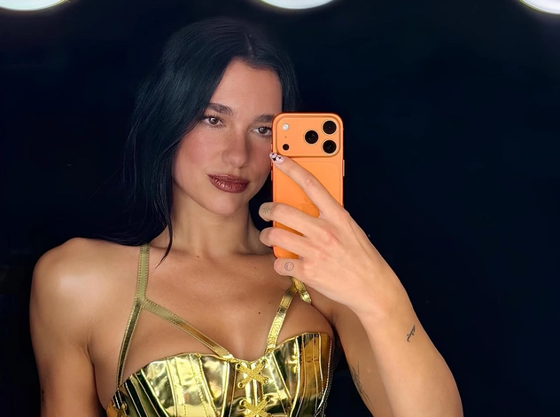 Цвет сезона — оранжевый, как и новый IPhone: 5 выигрышных сочетаний в одежде