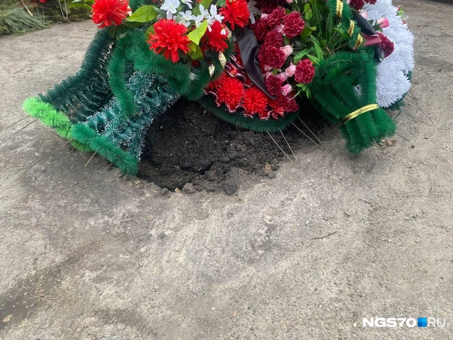 Здесь хорошо видно, что для новой могилы пришлось вскрыть асфальтовое покрытие | Источник: предоставлено читательницей NGS70.RU 