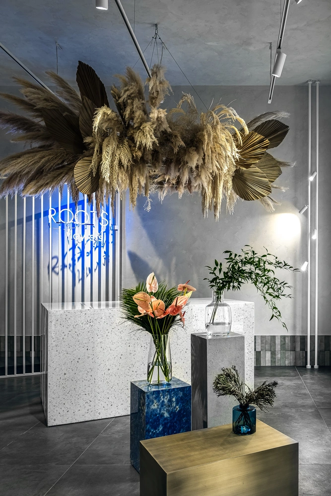 Реечные перегородки, стойка и постаменты выполнены на заказ по эскизам дизайнеров, А3 furniture. | Источник: Виталий Сафьяненко