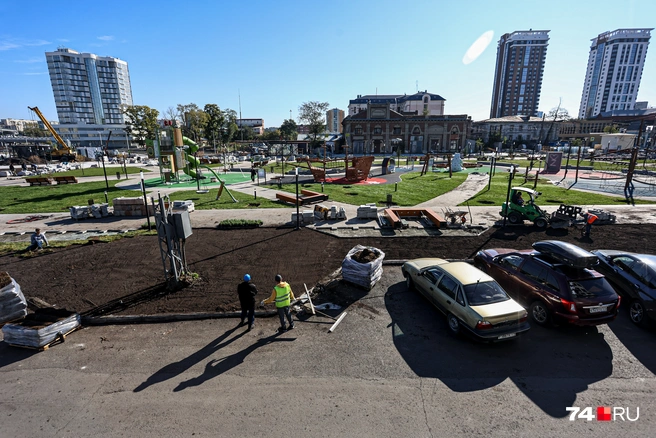Погулять можно будет не только вдоль реки, но и в сквере. Он получился очень просторный | Источник: Илья Бархатов