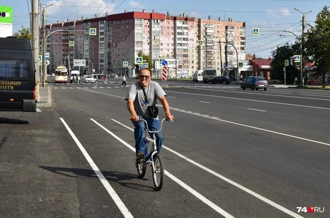 Полосы для велосипедистов нарисовали, но они как будто оторваны от реальности | Источник: Артем Краснов