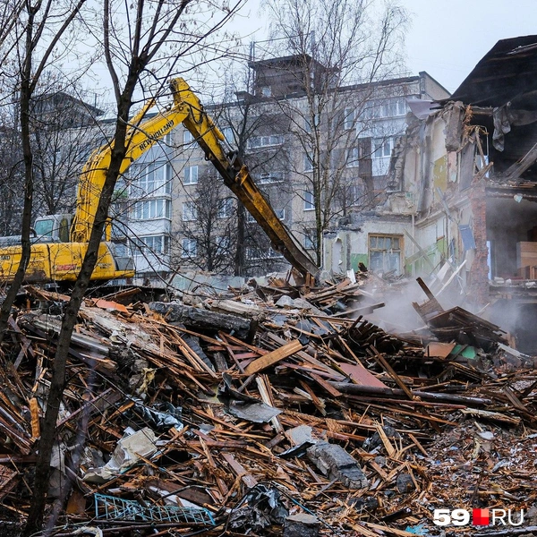 Видно, что в пустых квартирах остается мебель  | Источник: Тимофей Калмаков / 59.RU 