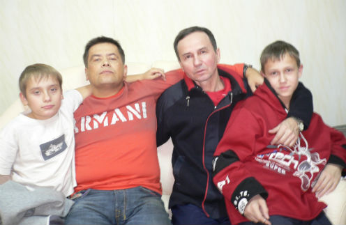 Певец частый гость в доме поэта. На фото Николай Расторгуев с сыном Николаем и Михаил Андреев с сыном Кириллом