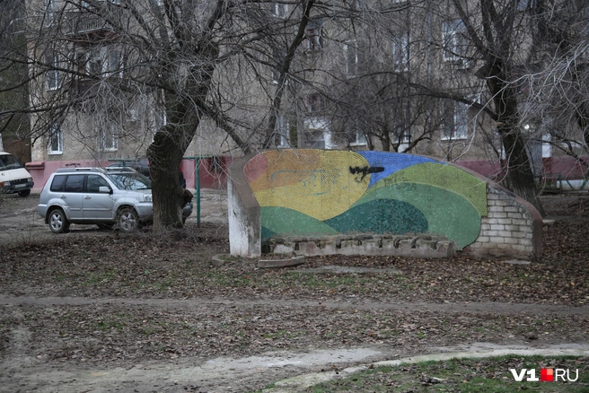 Еще сохранились мозаичные конструкции, но, возможно, и от них скоро ничего не останется | Источник: Константин Завриков / V1.RU