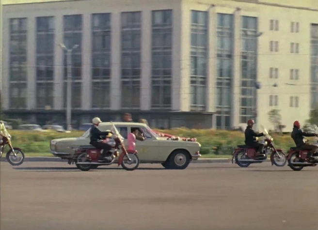 Площадь Труда и универмаг уже не узнать | Источник: кадр из фильма «Афоня» (12+), реж. Георгий Данелия, киностудия «Мосфильм», 1975 год