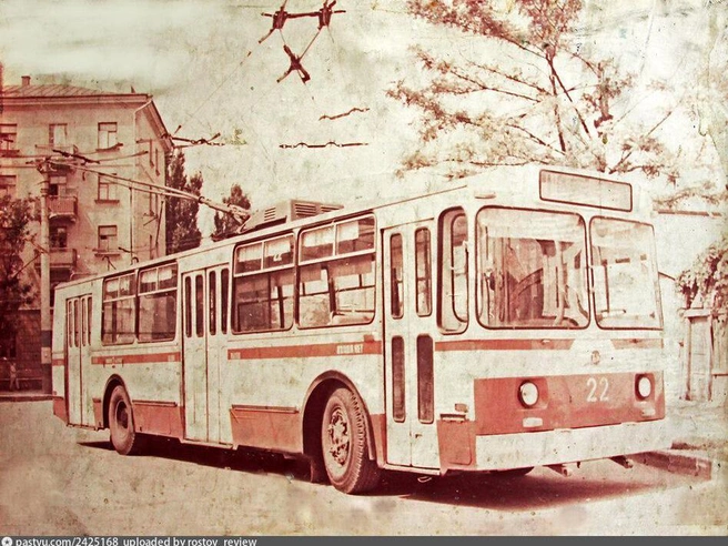 1974-1975 годы: троллейбус модели ЗиУ-682Б на Лекальной улице. | Источник: Фото из музея ГЭТ / pastvu.com