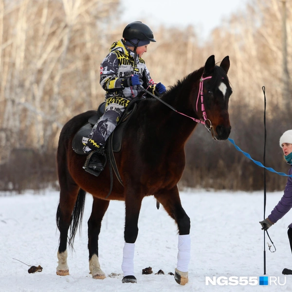 Тренер тщательно подбирает подход к каждому ребенку | Источник: Евгений Софийчук / NGS55.RU