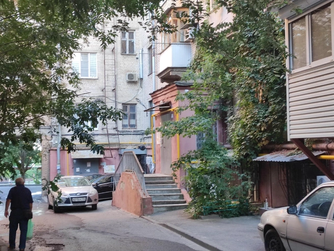 Подъезд пропах едким дымом и гарью | Источник: Денис Паустовский / V1.RU