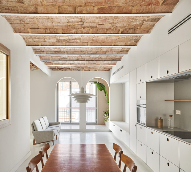 Фото №1 - Белая квартира со сводчатым потолком в Барселоне