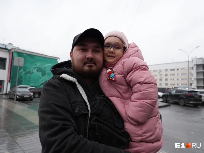 Парни поделились впечатлениями о совместных поездках с отцами: они гоняли на квадроциклах, а девочки — ели мороженое-пломбир | Источник: Кирилл Кулешов / Е1.RU