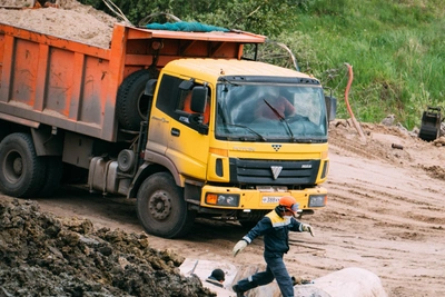 Топливо уходило с простаивающего грузовика в Рязани