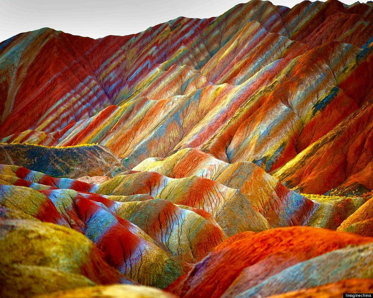 Горы всех цветов радуги расположены в национальном парке Данься в Китае.