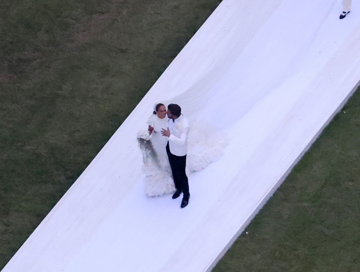 Как в кино! Вторая свадьба Бена Аффлека и Дженнифер Лопес в белом стиле – фото