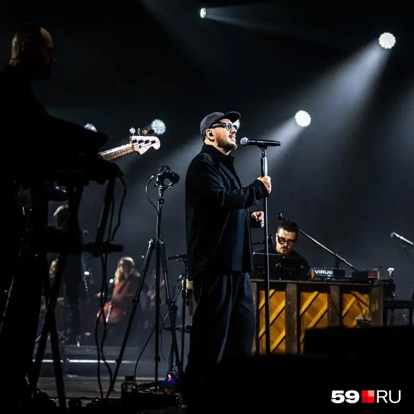 Сергей Бобунец исполнил «Вечно молодой» и «Спокойная ночь» | Источник: Василина Любимова / 59.RU