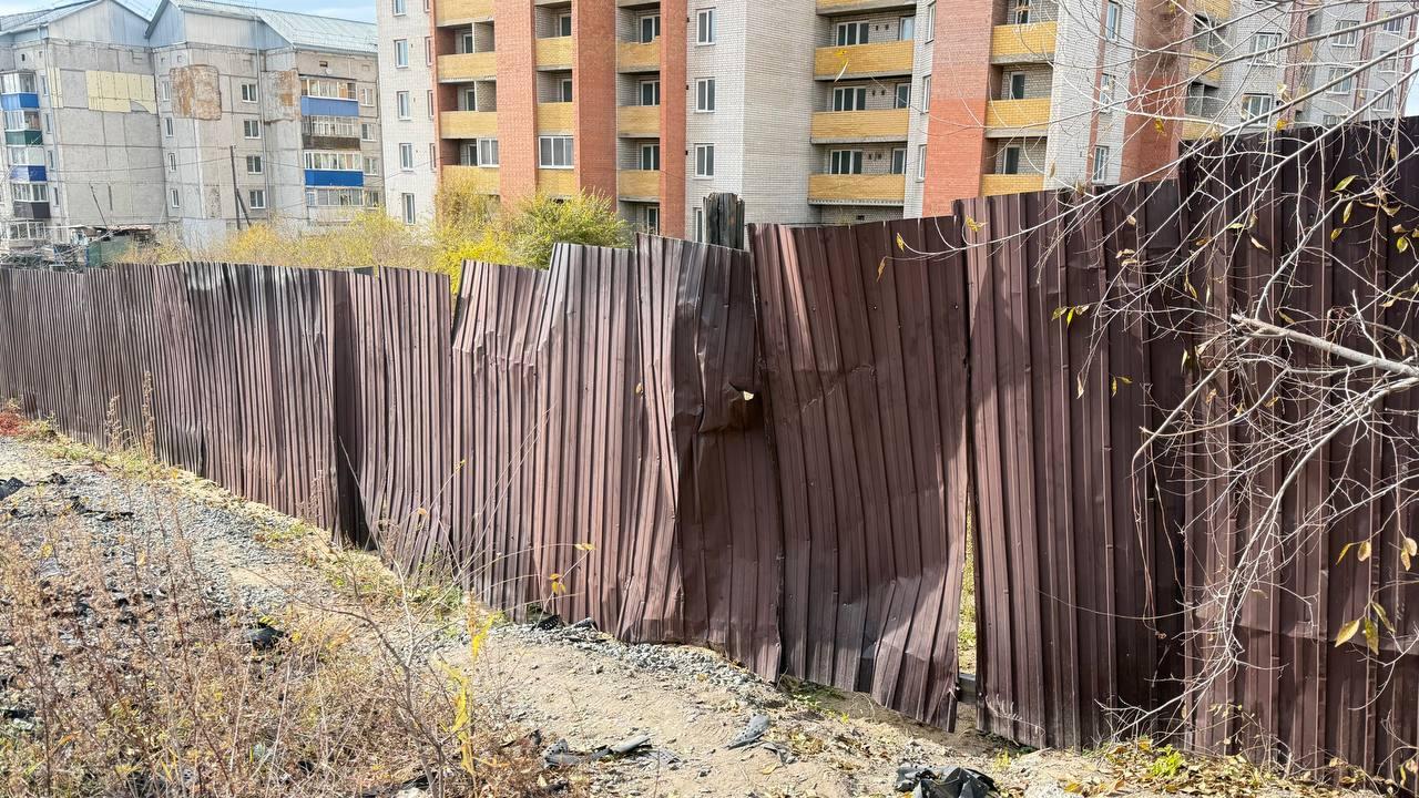 Кривой, косой и никому не нужный: дом мог дать квартиры 150 семьям, но вместо этого 20 лет портит ж…
