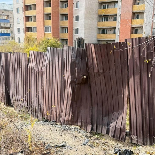 Такой забор мало кого защитит | Источник: Анастасия Филимонова / CHITA.RU