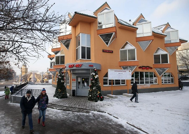 Вместо кафе со странным дизайном сейчас у «Баррикадной» просто земля и деревья | Источник: Антон Новодережкин / ТАСС