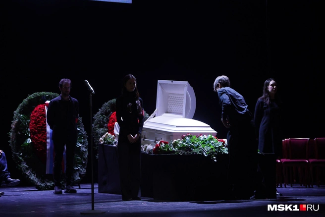 К гробу возложили цветы | Источник: Дмитрий Толстошеев / MSK1.RU