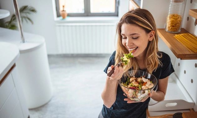 10 продуктов, которые вредят зубам больше, чем сахар, — среди них есть и полезные