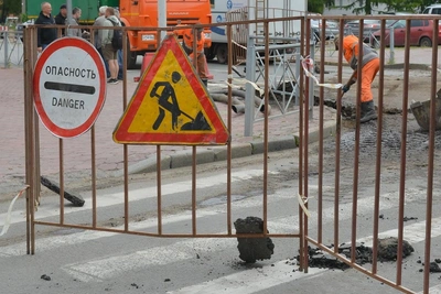 «ТГК-2» ремонтирует асфальт на улице Касаткиной