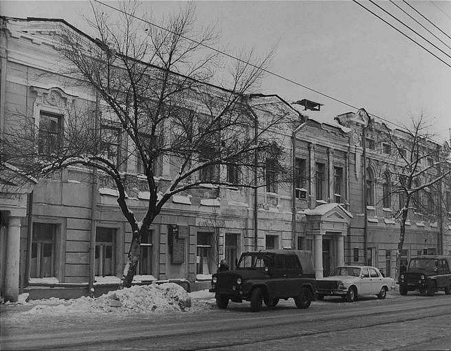 Венцека, 48. До революции здание принадлежало семье купцов Неклютиных. В 1918 году тут находились клуб коммунистов и штаб обороны Самары. В 1980-х — стоматологическая поликлиника санчасти штаба ПриВО. Сейчас тут располагаются госцентр судебно-медицинских и криминалистических экспертиз и стоматология | Источник: фотофонд Самарского областного государственного архива социально-политической истории