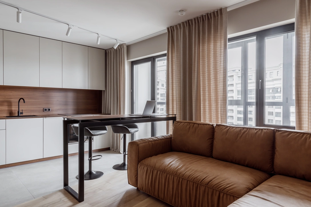 Кухня-гостиная. Диван, Costa Bella. Корпусная мебель выполнена на заказ на местном производстве «Олантис». | Источник: Михаил Чекалов