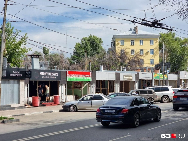 Кое-где вывески еще напоминают, что было в киосках раньше | Источник: Роман Данилкин / 63.RU