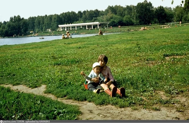 1977–1978 годы, на заднем плане легендарное кафе «Лето» | Источник: Автор: Н.&nbsp;Н.&nbsp;Карабулькин, Семейный архив В.&nbsp;Н.&nbsp;Карабулькина