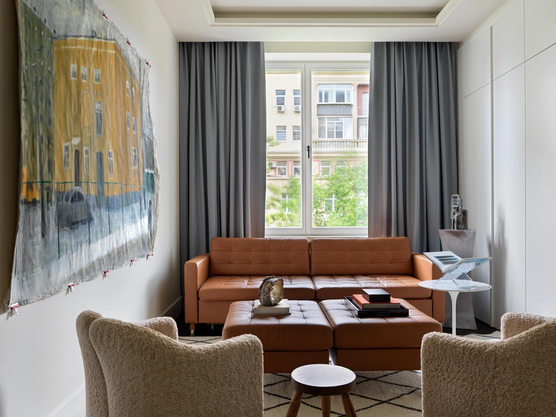 Гостиная. На полу — паркетная доска, Finex. На стенах — краска, Little Greene. Диван и пуфы, ИКЕА. Приставной стол Saarinen, Knoll. На консоли — керамическая скульптура, Savour gallery. Шторы The Isle Mill, NK Studio Atelier. Системы хранения выполнены на заказ по эскизам дизайнера. | Источник: Сергей Красюк стиль: Ната Косарева