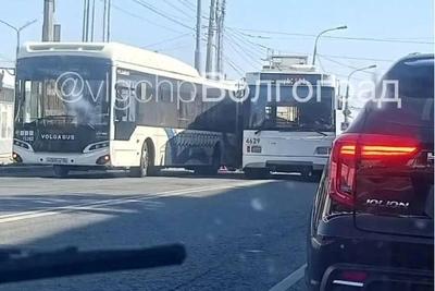 Автобус и троллейбус столкнулись на севере Волгограда