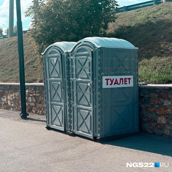 Два закрытых туалета у входа на набережную | Источник: Полина Шевчукова / NGS22.RU