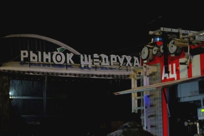 Купол рынка «Щедруха» вспыхнул и рухнул в Сергиевом Посаде