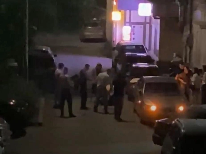 Драка на Аллее Героев в Волгограде попала на видео | Источник: Андрей Битюков