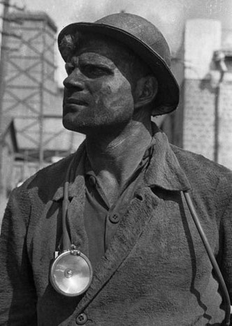 Марк Марков-Гринберг «Знатный шахтер Никита Озотов. Горловка», 1934