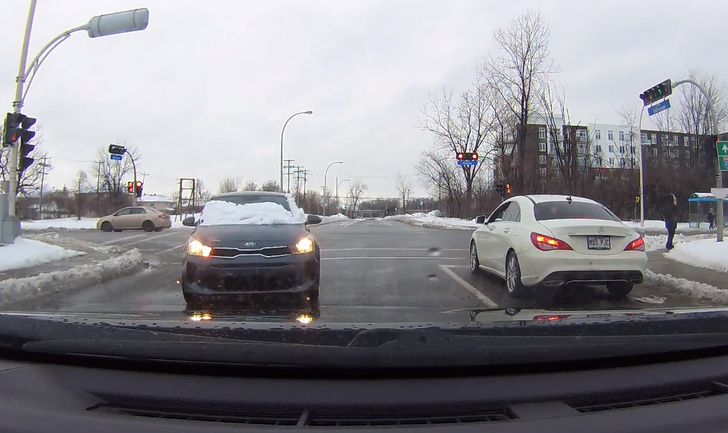 Видео про водителя, который не очистил от снега лобовое стекло и устроил ДТП, набрало за сутки больше тысячи комментариев