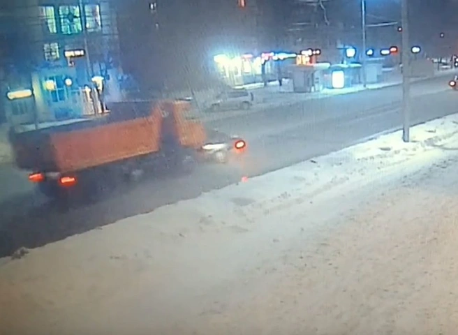 На улице Дзержинского легковушка попала под КАМАЗ (видео) | ya62.ru